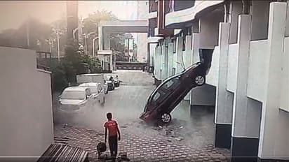ರಿವರ್ಸ್ ವೇಳೆ ಪಾರ್ಕಿಂಗ್ ಏರಿಯಾದ ಮೊದಲನೇ ಮಹಡಿಯಿಂದ ಬಿದ್ದ ಕಾರು:  ವೀಡಿಯೋ ವೈರಲ್