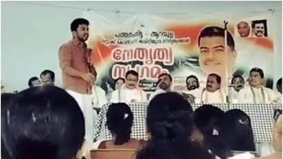 'എത്ര നേതാക്കളുടെ മക്കൾ യൂത്ത് കോൺഗ്രസിലുണ്ട്', എഐസിസി സെക്രട്ടറിയെ വേദിയിലിരുത്തി ജില്ലാ അധ്യക്ഷന്‍റെ ചോദ്യം