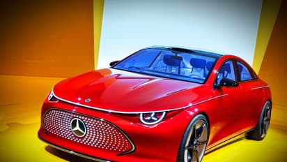 നോക്കിയാൽ കണ്ണെടുക്കില്ല! ചുവപ്പിൽ കുളിച്ചൊരു ബെൻസ്