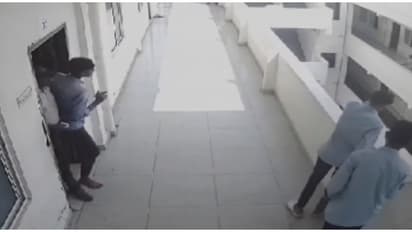 ക്ലാസിൽ നിന്ന് വേഗത്തിൽ ഇറങ്ങി, വിദ്യാ‍ർത്ഥി മൂന്നാം നിലയിൽ നിന്ന് ചാടി മരിച്ചു; ദാരുണമായ സംഭവം ഹൈദരാബാദിൽ