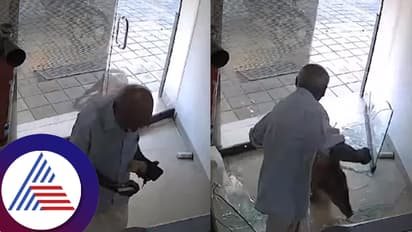 ಎಟಿಎಂನಲ್ಲಿ ವೃದ್ಧ ದುಡ್ಡು ಡ್ರಾ ಮಾಡ್ತಿದ್ದಾಗ ನುಗ್ಗಿದ ಹಂದಿ: ಗಾಜು ಪುಡಿ ಪುಡಿ- ಭಯಾನಕ ವಿಡಿಯೋ ವೈರಲ್