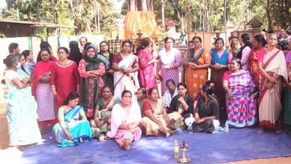 4 കിലോമീറ്റര് ദൂരം റോഡ് പൊളിച്ചിട്ട് 2 വര്ഷം, ആരും തിരിഞ്ഞുനോക്കിയില്ല, ഒടുവിൽ തെരുവിലിറങ്ങി സ്ത്രീകൾ