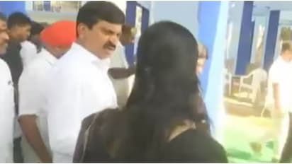 'എന്താണീ ചെയ്യുന്നത്? സാമാന്യബുദ്ധിയില്ലേ?' ജില്ലാ കളക്ടറെ പരസ്യമായി ശാസിച്ച് തെലങ്കാനയിലെ റവന്യു മന്ത്രി