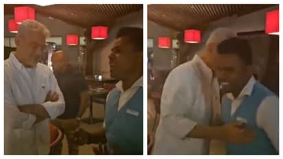 அஜித் முன் அவரின் சூப்பர் ஹிட் மெலடி பாடல் பாடி அசத்திய ரசிகர்;வீடியோ!