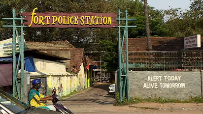 പെൺകുട്ടിയെ പീഡിപ്പിക്കാൻ ശ്രമിച്ച അധ്യാപകൻ പിടിയിൽ; വിവരം മറച്ചുവെച്ചതിന് സ്വകാര്യ സ്കൂളിനെതിരെ പോക്സോ കേസ്