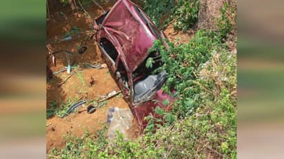 മലപ്പുറത്ത് കാര് നിയന്ത്രണം വിട്ട് താഴ്ചയിലേക്ക് മറിഞ്ഞ് അപകടം; നാലുപേര്ക്ക് പരിക്ക്