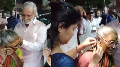 வேலை கேட்ட மூதாட்டிக்கு தங்கக் கம்மல் பரிசாகக் கொடுத்த அமைச்சர் சேகர்பாபு!