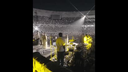 Jasleen Royal leads 1.5 Lakh fans in singing 'Jana Gana Mana' at Coldplay's Ahmedabad Concert