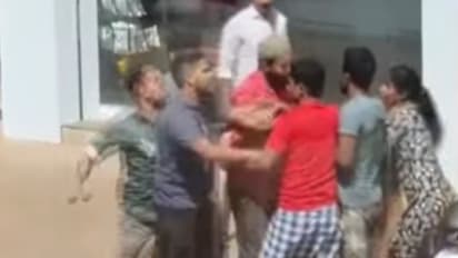 റോഡരികിൽ ഇതര സംസ്ഥാന തൊഴിലാളികള് തമ്മില് കൂട്ടയടി; സംഘർഷത്തിലെത്തിയത് കൂട്ടത്തിലൊരാളുടെ മൊബൈൽഫോൺ മോഷണം പോയത്