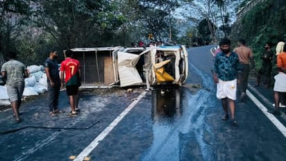 കാപ്പിയുമായി വന്ന മിനി ലോറി നിയന്ത്രണം വിട്ട് മറിഞ്ഞ് മൂന്ന് പേര്‍ക്ക് പരിക്ക്