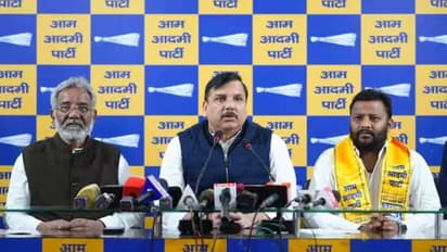 ভোটের আগেই বড় ধাক্কা কংগ্রেসে, দুই ছেলে নিয়ে আপ-এর যোগদান অমরিশ সিংহ গৌতমের