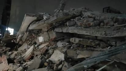 ദില്ലിയിൽ 4 നിലക്കെട്ടിടം തകർന്നുവീണു, 6 വയസുകാരിയടക്കം 10 പേരെ രക്ഷപ്പെടുത്തി; നിരവധിപേർ കെട്ടിടത്തിനുള്ളിൽ