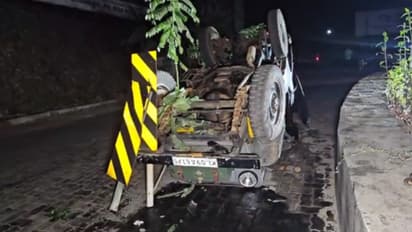 താമരശ്ശേരിയില് ജീപ്പ് നിയന്ത്രണം വിട്ട് ഡിവൈഡറില് ഇടിച്ചു, താഴ്ചയിലേക്ക് മറിഞ്ഞു; ആറ് പേര്ക്ക് പരിക്ക്