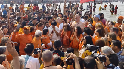 'সব কাজ দেশের দারিদ্রতা দূর করার জন্য হয় না', প্রয়াগে তোপ বাবা বাগেশ্বরের