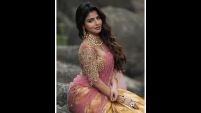 தாவணி போட்ட தீபாவளி! ஐஸ்வர்யா மேனனின் அழகில் ஐஸாய் உருகும் ரசிகர்கள்