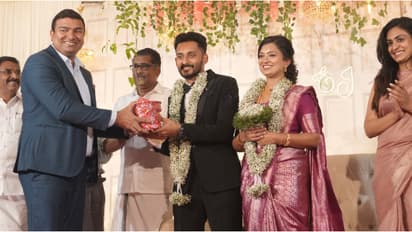 കല്യാണം കൂടാൻ കേരളത്തിലെത്തിയ ഓസ്‌ട്രേലിയൻ മന്ത്രിക്ക് ചന്ദനതൈ സമ്മാനിച്ച് വരൻ