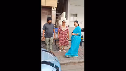 ಅಭಿಮಾನಿ ಖರೀದಿಸಿದ ಐಷಾರಾಮಿ ಕಾರಿನ ಮೇಲೆ ಆಟೋಗ್ರಾಫ್ ಹಾಕಿದ ಅಶ್ವಿನಿ ಪುನೀತ್ ರಾಜ್‌ಕುಮಾರ್ 