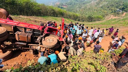 നിറയെ ലോഡ്, ചെങ്കല്ലുമായി വന്ന ലോറി കുത്തനെയുള്ള ഇറക്കത്തിൽ മറിഞ്ഞു, ഡ്രൈവര്‍ക്കും സഹായിക്കും പരിക്ക്