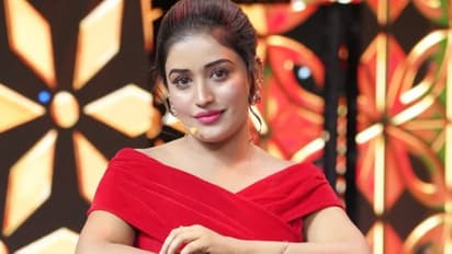 'നാണമില്ലേ നിങ്ങൾക്ക്'?; തങ്കച്ചനുമായി ചേർത്ത് കഥകള്‍ക്കെതിരെ തുറന്നടിച്ച് അനുമോൾ