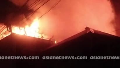 ഫോർട്ട്കൊച്ചിയിൽ കടയ്ക്ക് തീപിടിച്ചു, തീയണക്കാൻ തീവ്ര ശ്രമം; അപകടം ഇലക്ട്രോണിക് ഉപകരണങ്ങൾ വിൽക്കുന്ന കടയിൽ