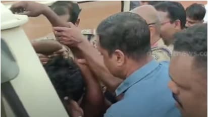 കോടതിയിലെത്തുമ്പോൾ വിലങ്ങഴിച്ച് രക്ഷപ്പെടാൻ പദ്ധതി; ഓടി നോക്കിയെങ്കിലും സംഗതി പാളി, 2 പേരും വീണ്ടും പിടിയിൽ