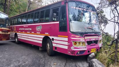 ചുരം ഇറങ്ങുന്നതിനിടെ ബസിന്റെ ബ്രേക്ക് പോയി; ആറാം വളവിലെ സംരക്ഷണഭിത്തിയിലേക്ക് ഇടിച്ചുകയറി, ഒഴിവായത് വൻ അപകടം