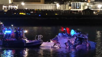 ഉള്ളുലയും കാഴ്ചകൾ, നദിയിൽനിന്ന് 18 മൃതദേഹങ്ങൾ കണ്ടെടുത്തു, അമേരിക്കയിലെ വിമാനാപകടത്തിൽ തിരച്ചിൽ തുടരുന്നു