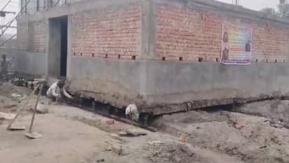 ആശിച്ചുവച്ച നാലുമുറി വീട്, പൊളിക്കാതെ അങ്ങനെ തന്നെ ഇരുപതടി ദൂരത്തേക്ക് മാറ്റാൻ യുവാവ്, പത്തടി മാറ്റി