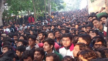 രഞ്ജി ട്രോഫി: വിരാട് കോലിയുടെ കളി കാണാന് ഇടിച്ചുകയറി ആരാധകര്, ലാത്തി വീശി പോലീസ്; നിരവധിപേര്ക്ക് പരിക്ക്