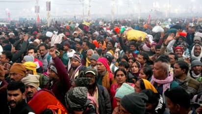 ಕುಂಭಮೇಳ ಕಾಲ್ತುಳಿತ; ತಮ್ಮವರಿಗಾಗಿ ಕಣ್ಣು ಮಿಟುಕಿಸದೇ ಕಾಯುತ್ತಿರುವ ಜನರು