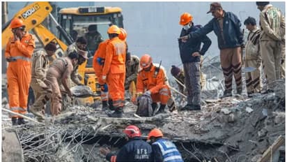 ബഹുനില കെട്ടിടം തകർന്നുവീണു, അവശിഷ്ടങ്ങൾക്കടിയിൽ അകപ്പെട്ട് നാലംഗ കുടുംബം; ദില്ലിയിൽ നടന്നത് അത്ഭുത രക്ഷപ്പെടൽ