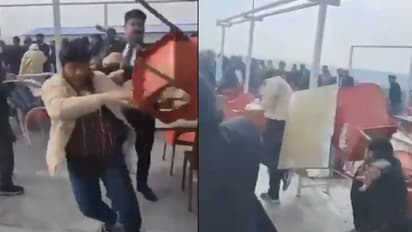 पाकिस्तान में कोर्ट के बाहर वकीलों और मुवक्किलों में जमकर मारपीट-Watch Video