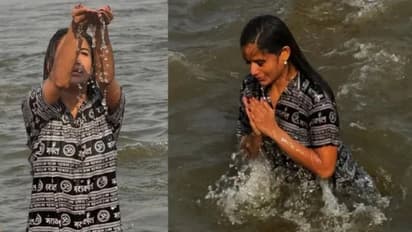 కుంభమేళాలో పవిత్ర స్నానం: నా పాపాలన్నీ కొట్టుకుపోయాయంటున్న హీరోయిన్! 