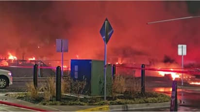 അമേരിക്കയിലെ ഫിലഡൽഫിയയിൽ ജനവാസ മേഖലയിൽ ചെറുവിമാനം തകർന്നു വീണു; വിമാനത്തിൽ 6 പേർ, വീടുകൾക്ക് തീപിടിച്ചു