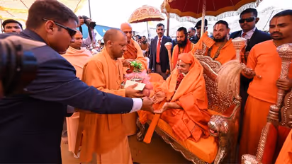 மகா கும்பத்தில் ஜெகத் குருக்களுக்கு வாழ்த்து தெரிவித்த முதல்வர் யோகி ஆதித்யநாத்!