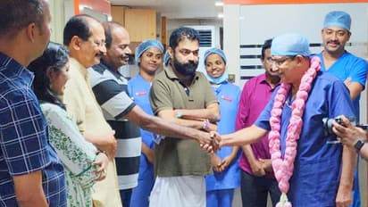 ആശുപത്രിയിൽ അവർ 6 പേർ, ഇത്തവണ ചികിത്സയ്ക്കല്ല, കയ്യിൽ താമരമാലയും കരുതി എത്തിയത് രണ്ടാം ജന്മമേകിയ ഡോക്ടറെ കാണാൻ