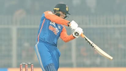 വാംഖഡെയില് അഭിഷേകിന്റെ അഴിഞ്ഞാട്ടം! അതിവേഗ സെഞ്ചുറി, സഞ്ജു പിന്നിലായി; ഇന്ത്യക്ക് പവര്പ്ലേ റെക്കോഡ്