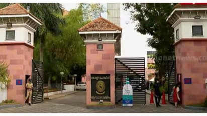 സഹപ്രവർത്തകയോട് ലൈംഗികാതിക്രമം, പ്രതിയായ പൊലീസുകാരനിൽ നിന്ന് കൈക്കൂലി വാങ്ങിയ പൊലീസുകാർക്ക് സസ്പെൻഷൻ