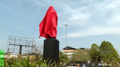 നഗരത്തിന്റെ ഒത്ത നടുവിൽ ചുവന്ന തുണി കൊണ്ട് മൂടിയങ്ങനെ നിൽക്കുകയാണ്, ഇനിയെന്ത്; ശക്തൻ തമ്പുരാന്റെ ഗതി!