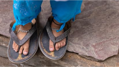 'കളിപ്പാട്ടവും വസ്ത്രവും വേണമെന്ന് വാശി', പട്ടിണി ശിക്ഷ, ചവറ് കൂനയിൽ ഭക്ഷണം തിരഞ്ഞ് 6 വയസുകാരി, അമ്മ പിടിയിൽ