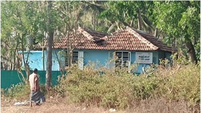 ബീച്ചിന് സമീപത്തെ വീട്, പഞ്ചായത്ത് അറിയാതെ അനധികൃത കള്ള് ഷാപ്പാക്കി മാറ്റിയെന്ന് നാട്ടുകാർ; പ്രതിഷേധം