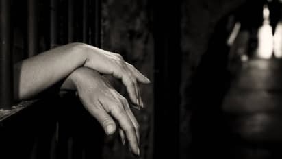 അർദ്ധരാത്രി അമ്മ തിരികെ വന്നപ്പോൾ കുഞ്ഞനിയന്‍ കൂടെയില്ല, 911 -ൽ വിളിച്ച് സഹോദരൻ, യുവതിക്ക് 15 വര്‍ഷം തടവ്