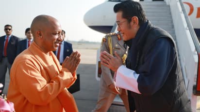മഹാകുംഭ മേളയിൽ പങ്കെടുക്കാൻ ഭൂട്ടാൻ രാജാവെത്തി, സ്വീകരിച്ച് യോ​ഗി ആദിത്യനാഥ് 