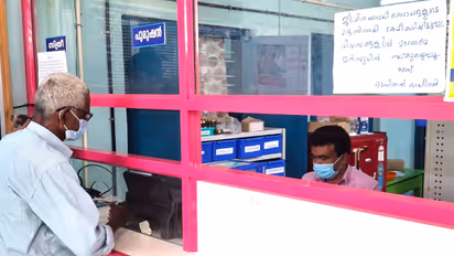 ഫാർമസിസ്റ്റ് അവധി, നഴ്സുമില്ല, പിന്നെ ചികിത്സിച്ച ഡോക്ടര് തന്നെ നൂറുകണക്കിന് രോഗികൾക്ക് മരുന്നും എടുത്തുനൽകി