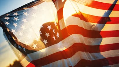 அமெரிக்காவில் இந்திய மாணவர்களுக்கு ஆபத்தா? வேலை விசா ரத்து செய்ய திட்டம்!