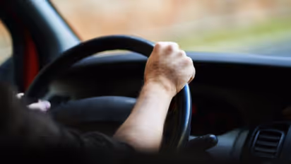 'വലത്തോട്ട് തിരിയാനല്ലേ പറഞ്ഞതെ'ന്ന് യാത്രക്കാരി, 'പറ്റാത്തതുകൊണ്ടാണെ'ന്ന് ഡ്രൈവർ, വൈറലായി വീഡിയോ