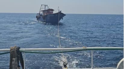 മത്സ്യബന്ധന ബോട്ടിന്റെ എഞ്ചിൻ തകരാറിലായി തൊഴിലാളികൾ കടലിൽ കുടുങ്ങി, കരയ്ക്കെത്തിച്ച് മറൈൻ എൻഫോഴ്സ്മെന്റ്