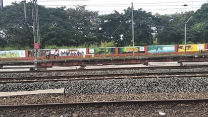 നീങ്ങി തുടങ്ങിയ ട്രെയിനിൽ നിന്നിറങ്ങാൻ ശ്രമിച്ചു,പ്ലാറ്റ്ഫോമിനും ട്രെയിനിനുമിടയിൽ കുടുങ്ങി യുവതിക്ക് പരിക്ക്