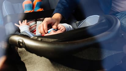 ഫോൺ വന്നതോടെ അച്ഛൻ കുഞ്ഞിനെ ഡേ കെയറിലാക്കാൻ മറന്നു, കാറിന്റെ ബേബി സീറ്റിൽ ഒരുവയസുകാരിക്ക് ദാരുണാന്ത്യം