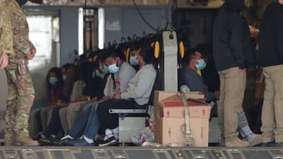 'മുഖത്ത് മാസ്ക്, കയ്യിലും കാലിലും വിലങ്ങ്', വീണ്ടും ചർച്ചയായി അമേരിക്കയിൽ നിന്നുള്ള നാടുകടത്തൽ ചിത്രം